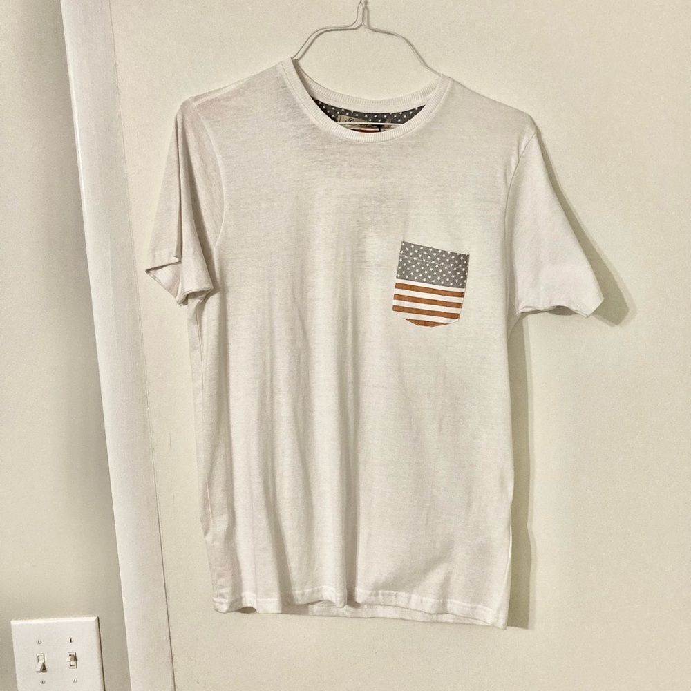 NWT Brave Soul White American Flag Pocket T-Shirt Men’s Size Medium.